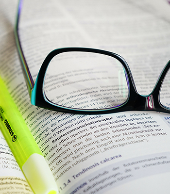 lentes y marcador sobre un diccionario